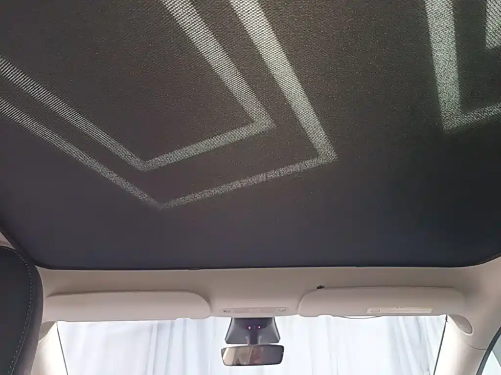 Tesla Model Y — миниатюра 18