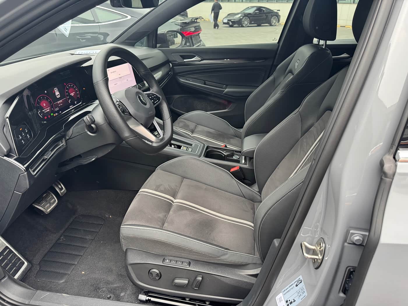 Volkswagen Golf 1.4 л 2023 г. Серебристо-серый, пробег 20000 км
