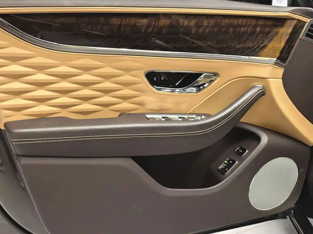 Bentley Flying Spur — миниатюра 27