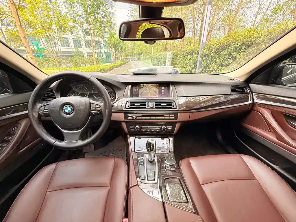 BMW 5 Series — миниатюра 8