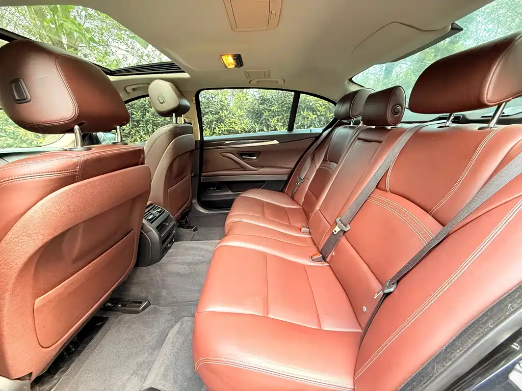 BMW 5 Series — миниатюра 7