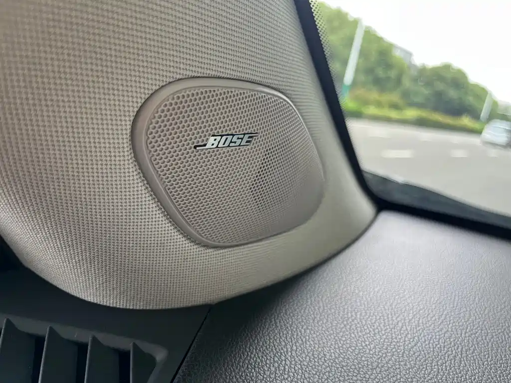 Cadillac SRX — миниатюра 13