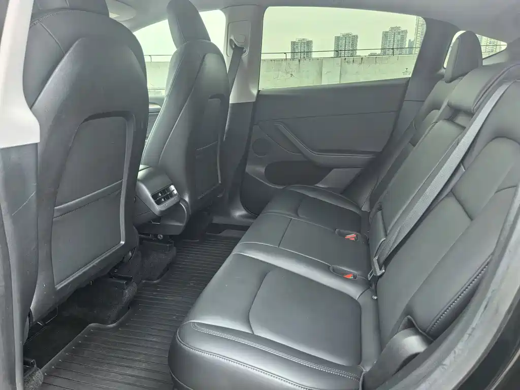 Tesla Model Y — миниатюра 11