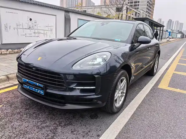 PORSCHE MACAN