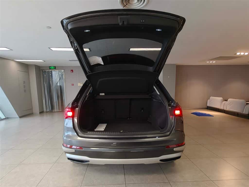 Audi Q3 1.4 л 2021 г. Серебристо-серый, пробег 28000 км