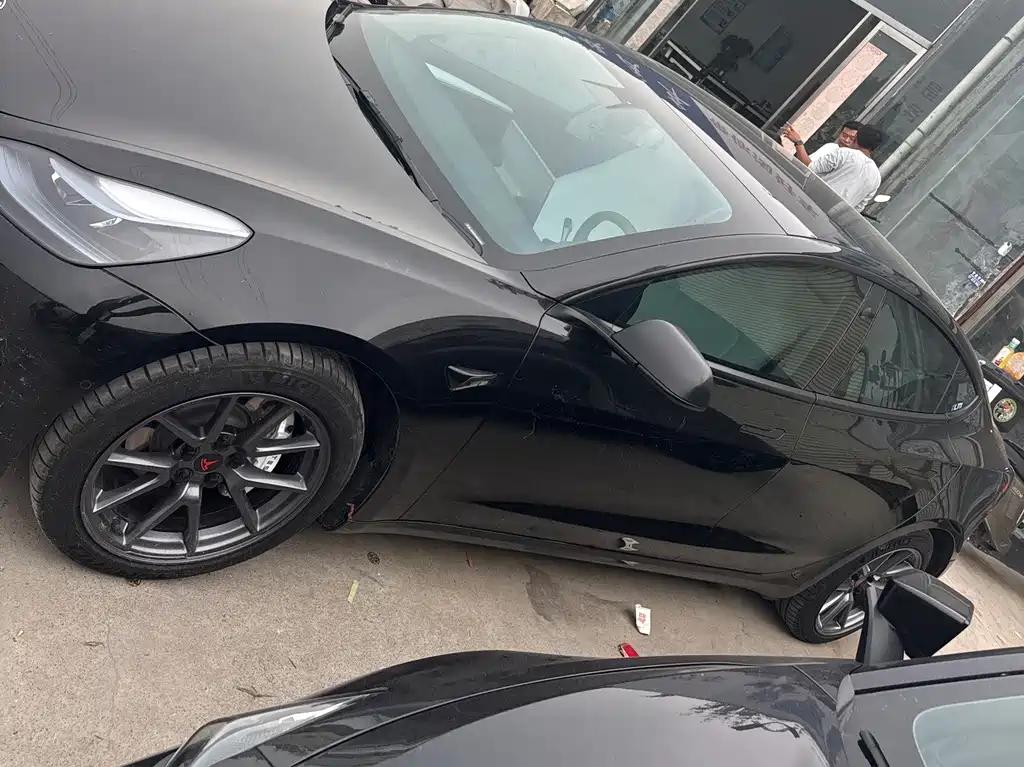 Tesla Model 3 — миниатюра 3