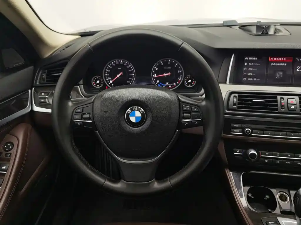 BMW 5 Series — миниатюра 11