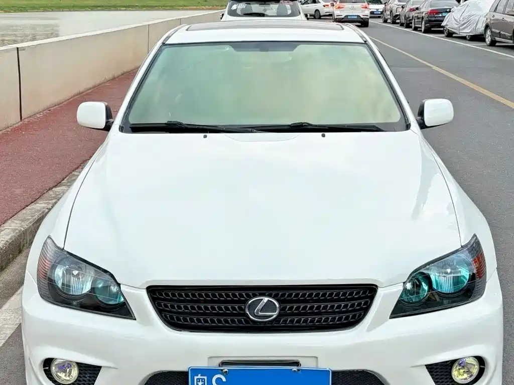Lexus IS 01 200