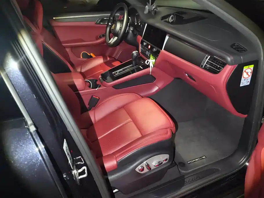 PORSCHE MACAN