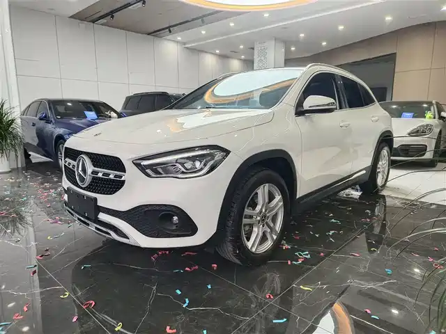 MERCEDES-BENZ GLA