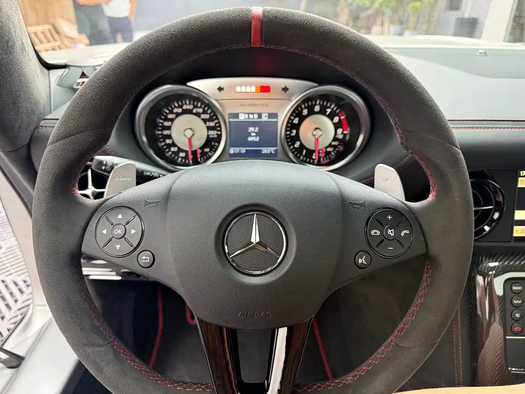 Mercedes-Benz SLS AMG — миниатюра 11