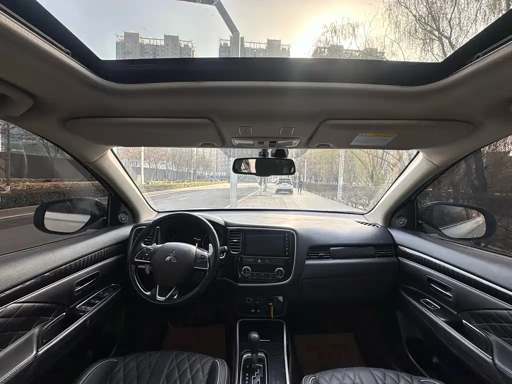 MITSUBISHI OUTLANDER