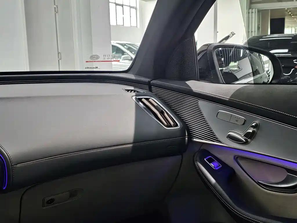 Mercedes-Benz EQC — миниатюра 12