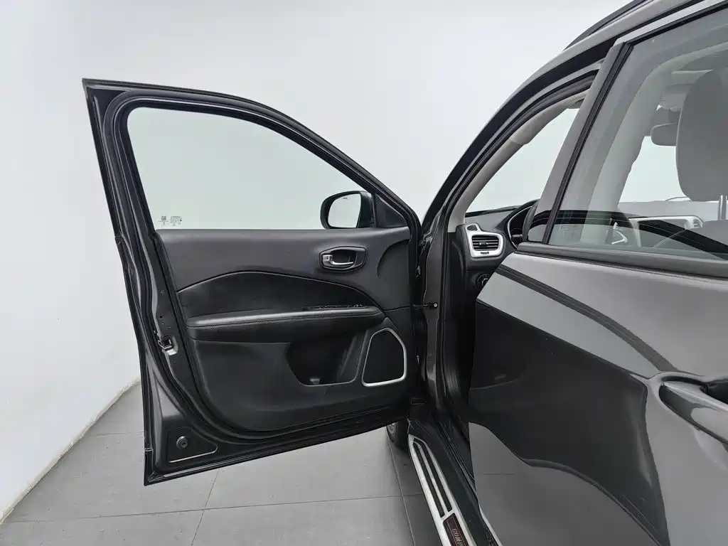 Jeep Compass — миниатюра 8