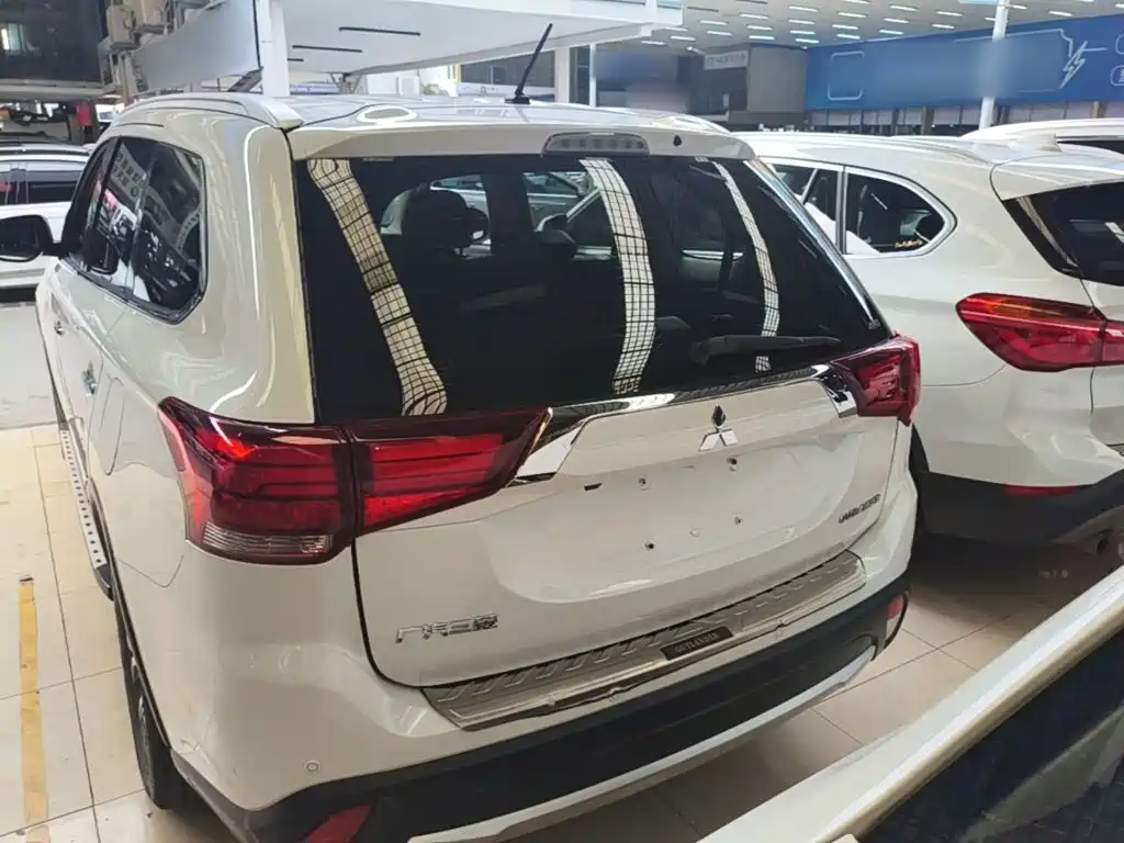 Mitsubishi Outlander — миниатюра 6