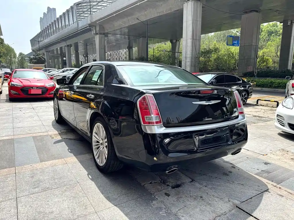 Chrysler 300C — миниатюра 7