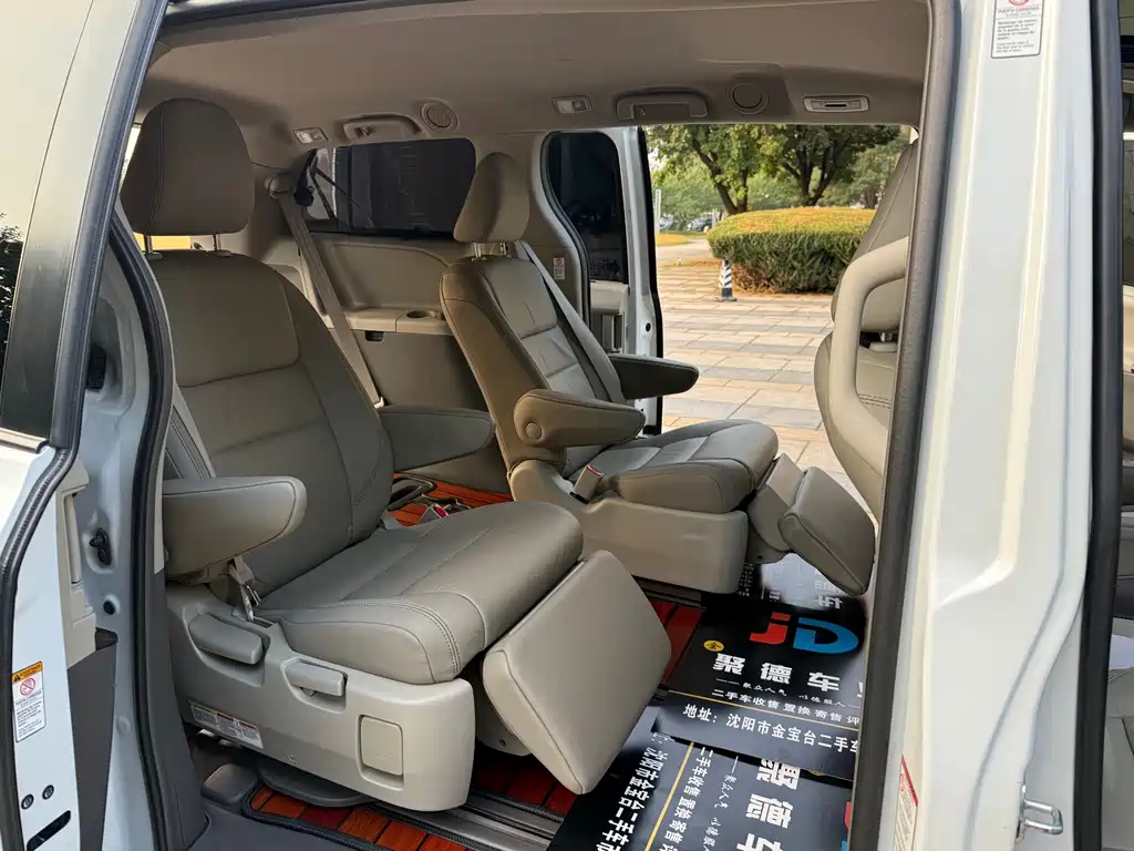 Toyota Sienna — миниатюра 15
