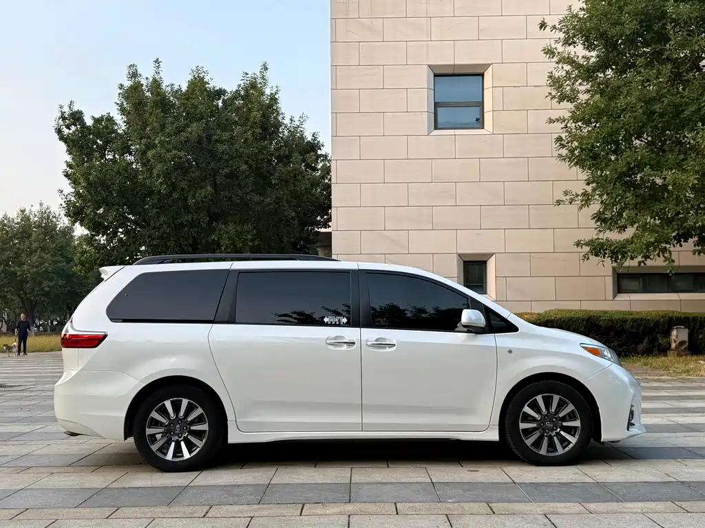 Toyota Sienna — миниатюра 4