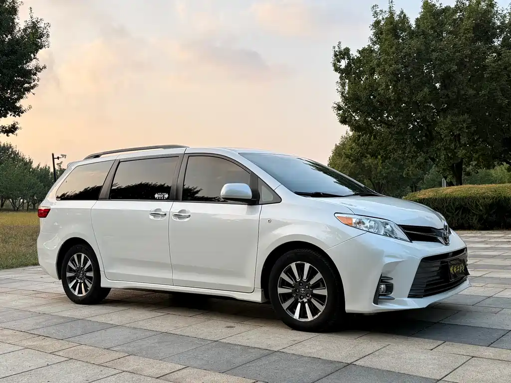 Toyota Sienna — миниатюра 3