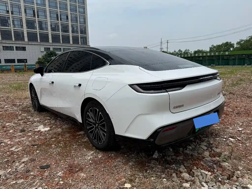 Geely Galaxy Galaxy 8 8 2025 130km EM-i Premium