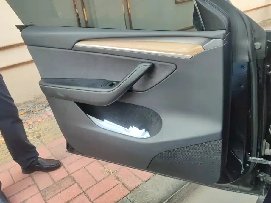 Tesla Model Y — миниатюра 7