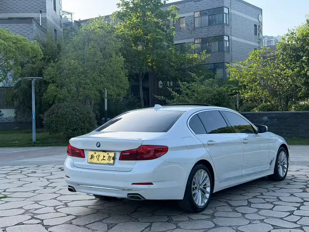 BMW 5 Series — миниатюра 9