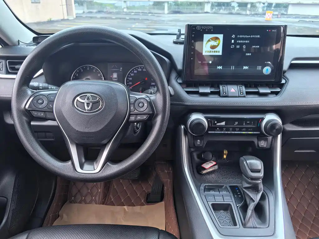 Toyota RAV4 — миниатюра 10