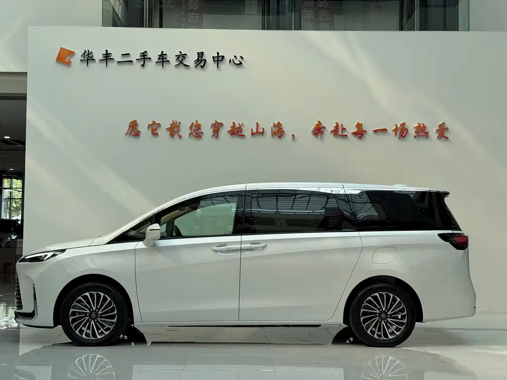 Buick GL8 Hybrid — миниатюра 10