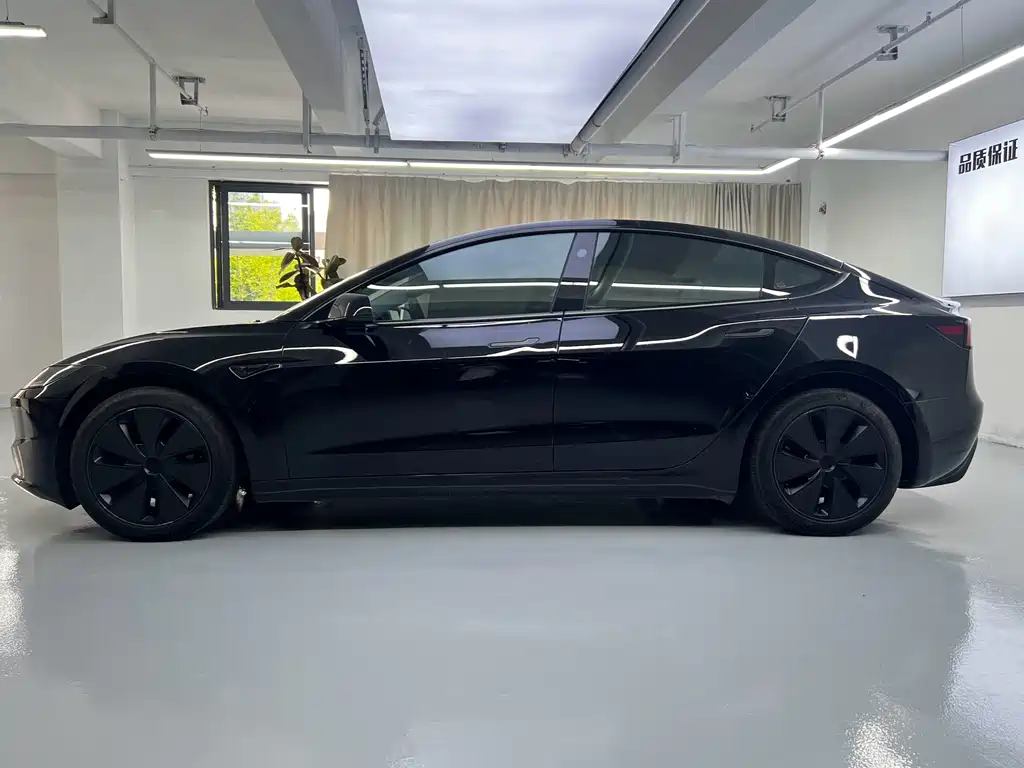 Tesla Model 3 — миниатюра 10
