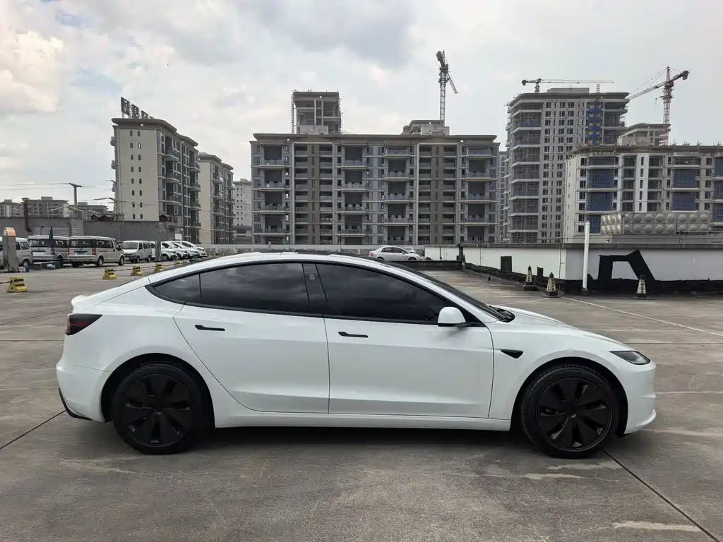 Tesla Model 3 — миниатюра 4