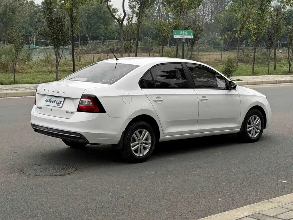 Skoda Rapid — миниатюра 6