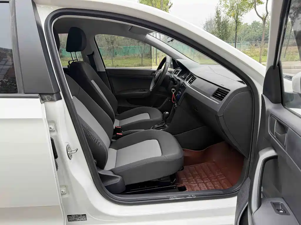 Skoda Rapid — миниатюра 10