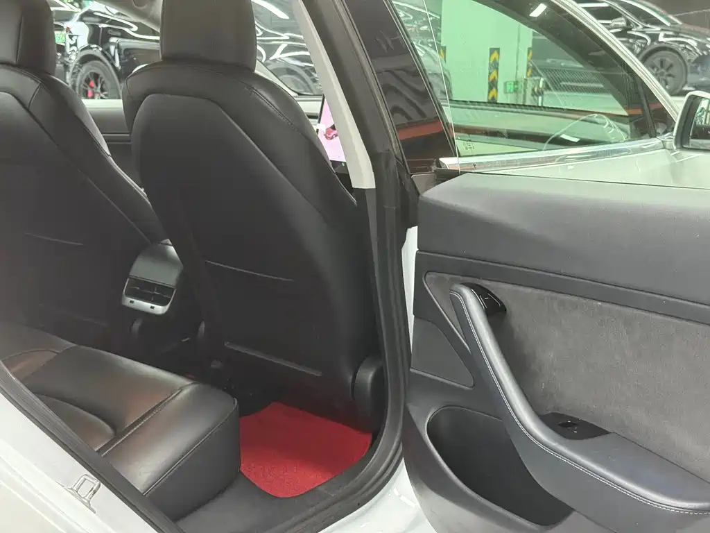 Tesla Model 3 — миниатюра 18