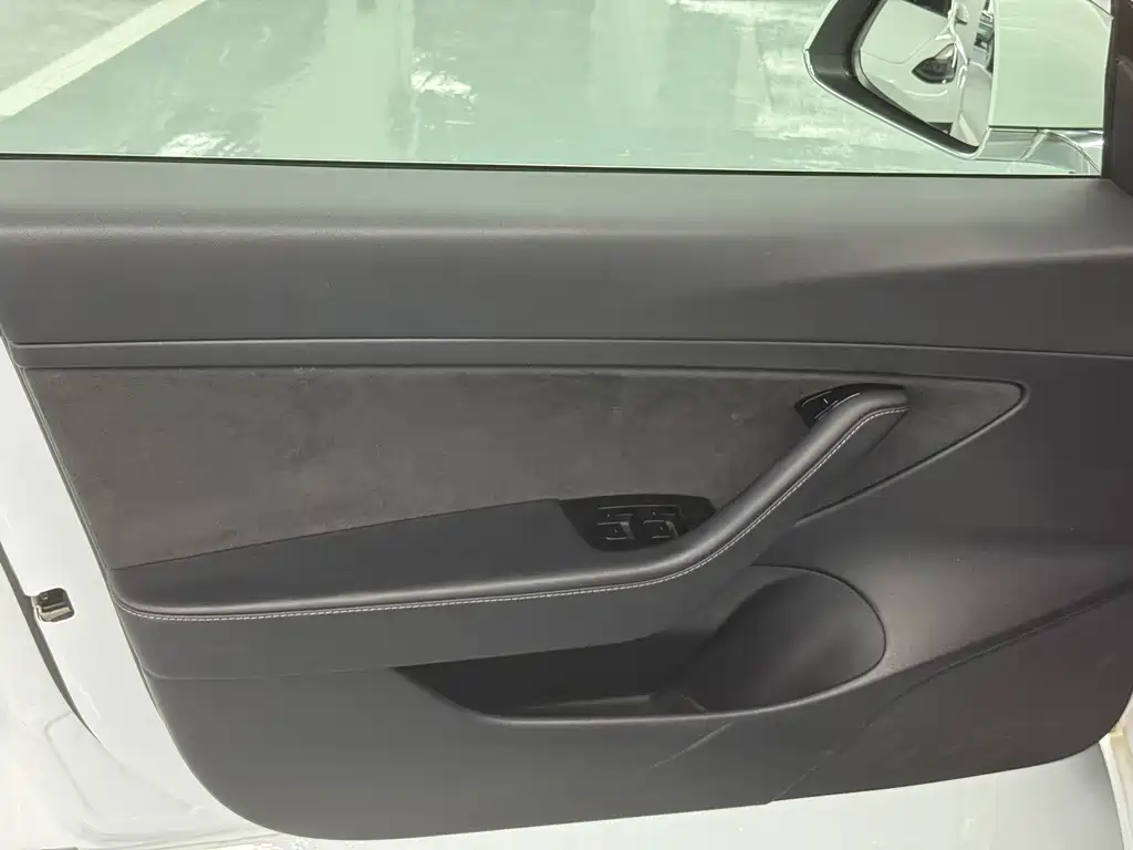 Tesla Model 3 — миниатюра 6