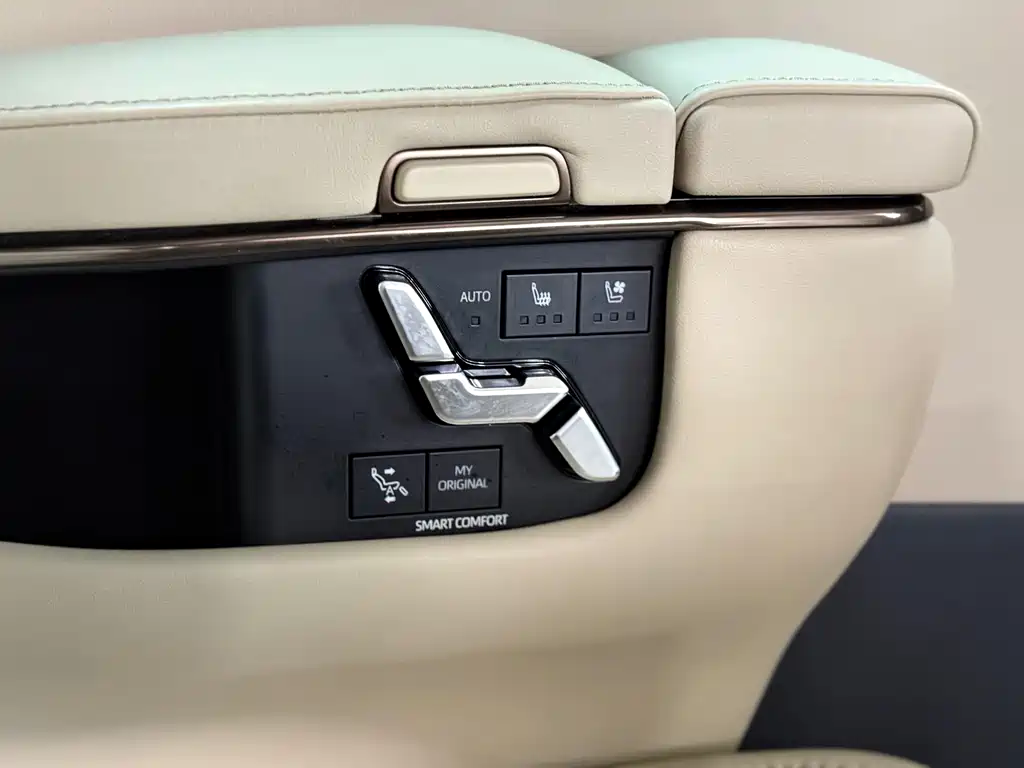 Toyota Alphard — миниатюра 15