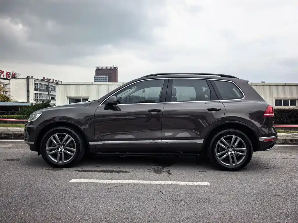 VOLKSWAGEN TOUAREG