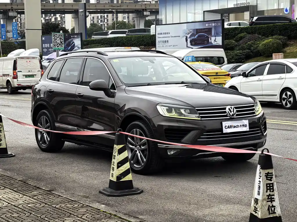 VOLKSWAGEN TOUAREG