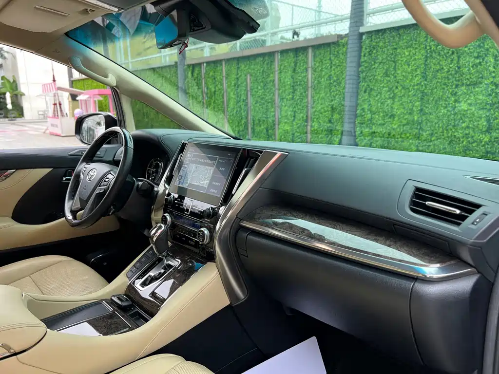 Toyota Alphard — миниатюра 11