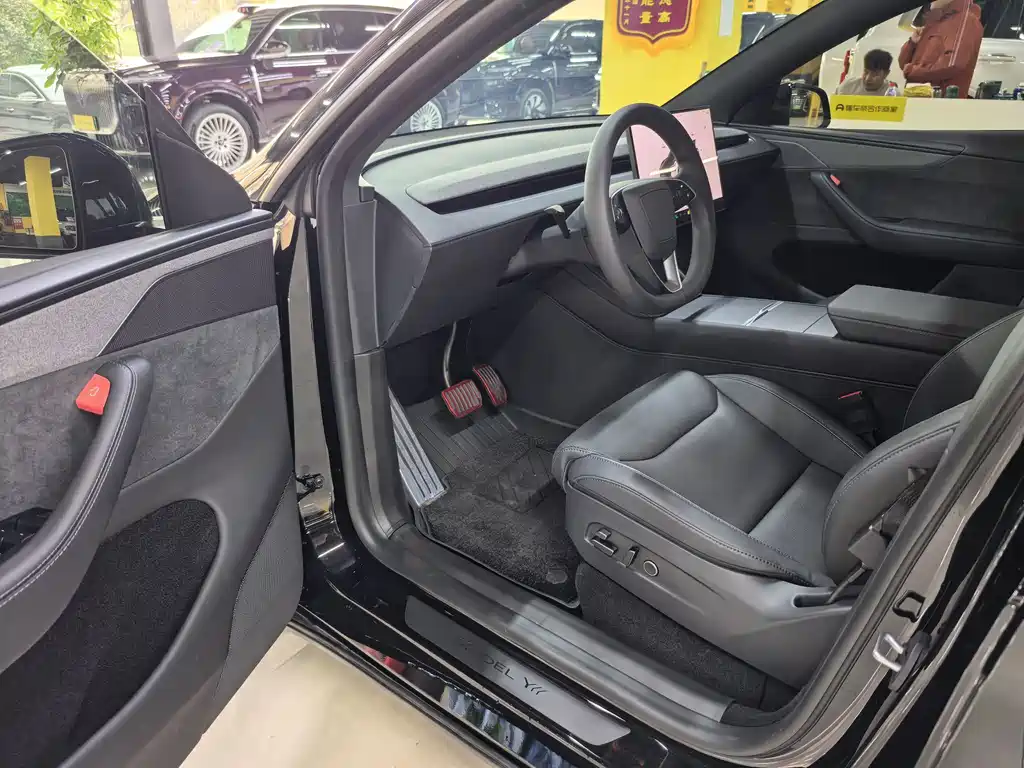 Tesla Model Y L — миниатюра 4