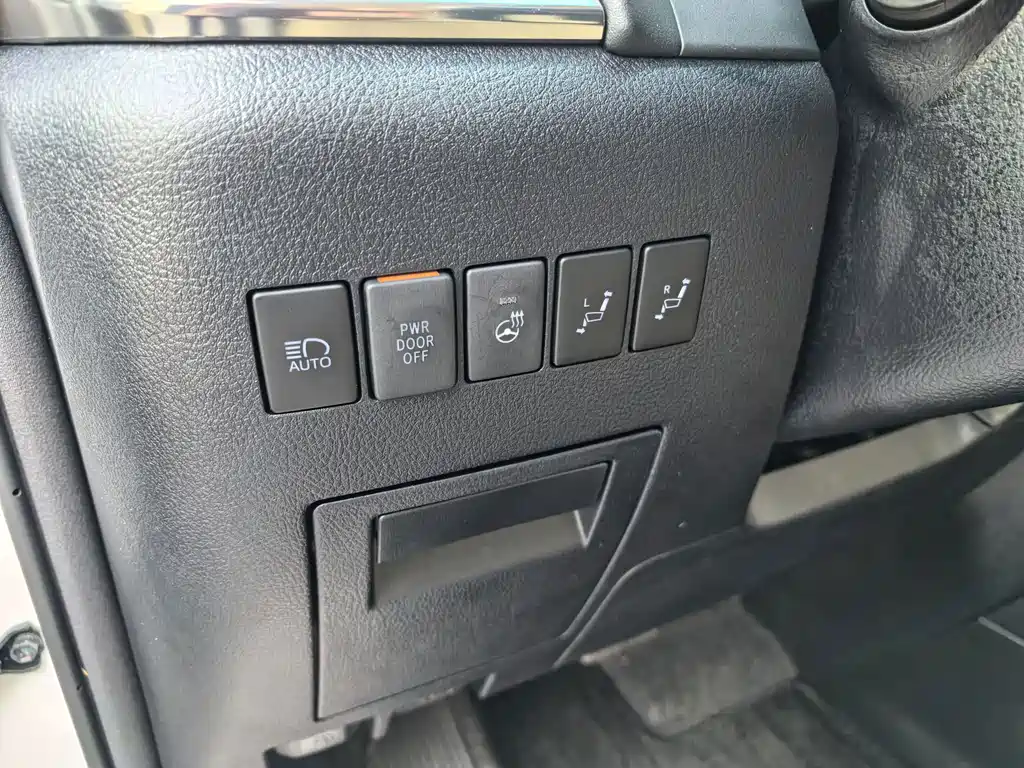 Toyota Alphard — миниатюра 12