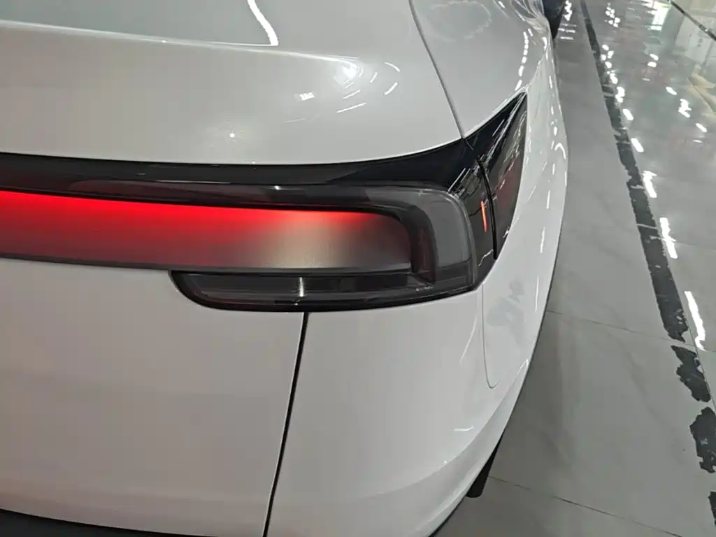 Tesla Model Y — миниатюра 8