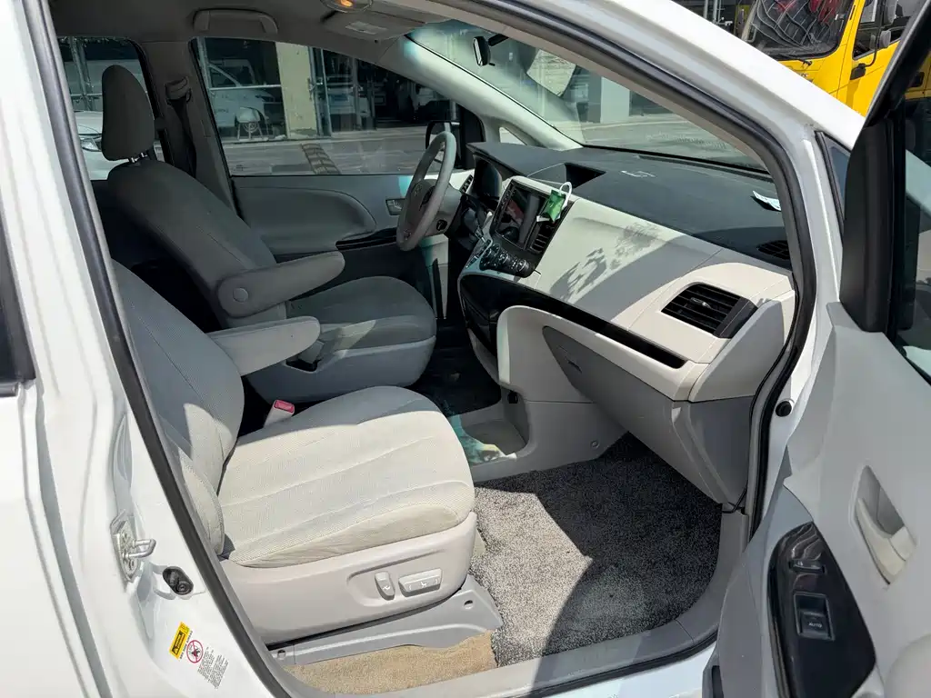 Toyota Sienna — миниатюра 10