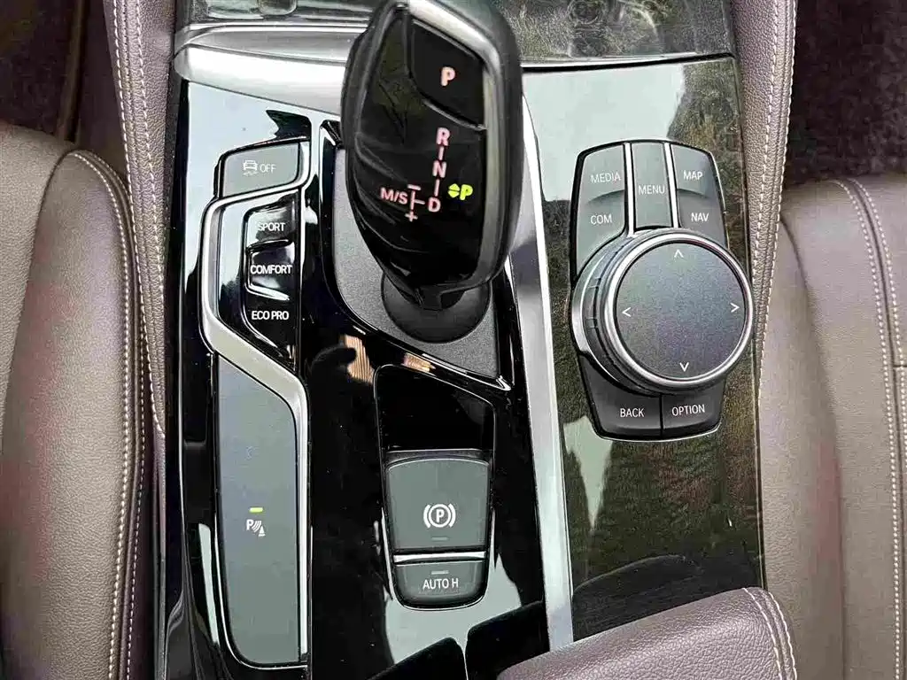 BMW 5 Series — миниатюра 13