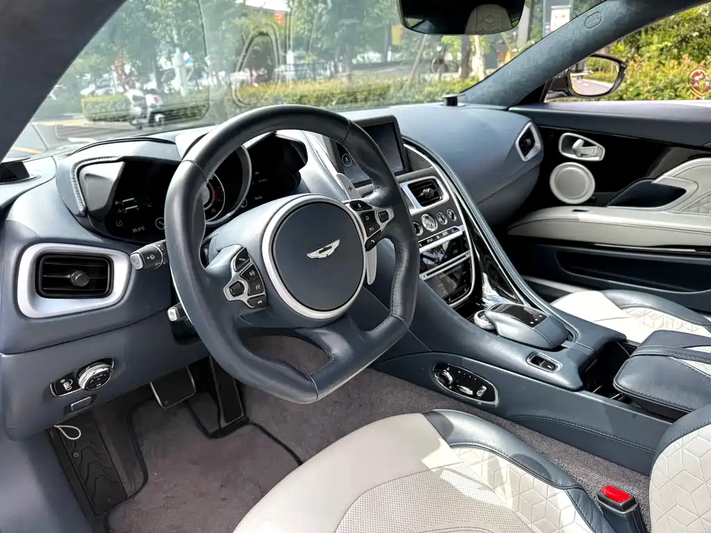 Aston Martin DBS — миниатюра 4