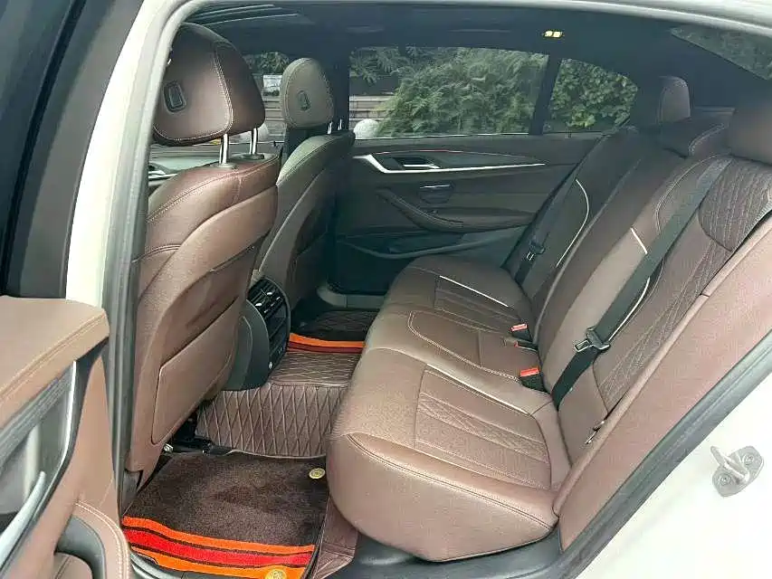 BMW 5 Series — миниатюра 9