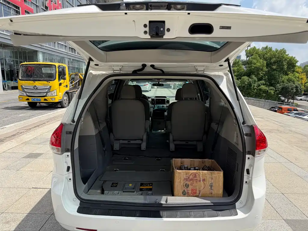Toyota Sienna — миниатюра 13
