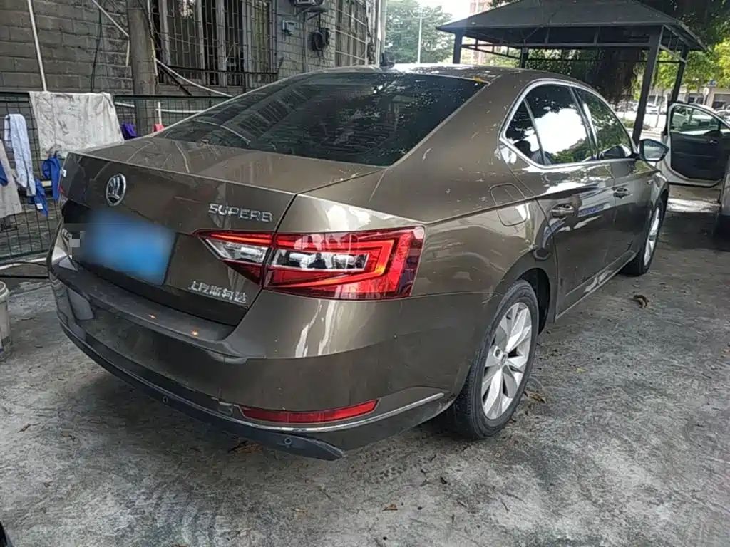 Skoda Superb — миниатюра 7
