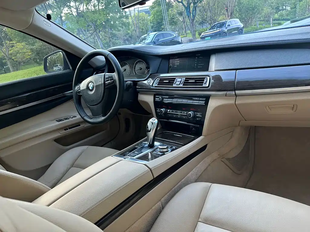 BMW 7 Series — миниатюра 6