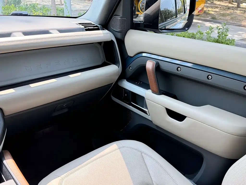 Land Rover Defender — миниатюра 10