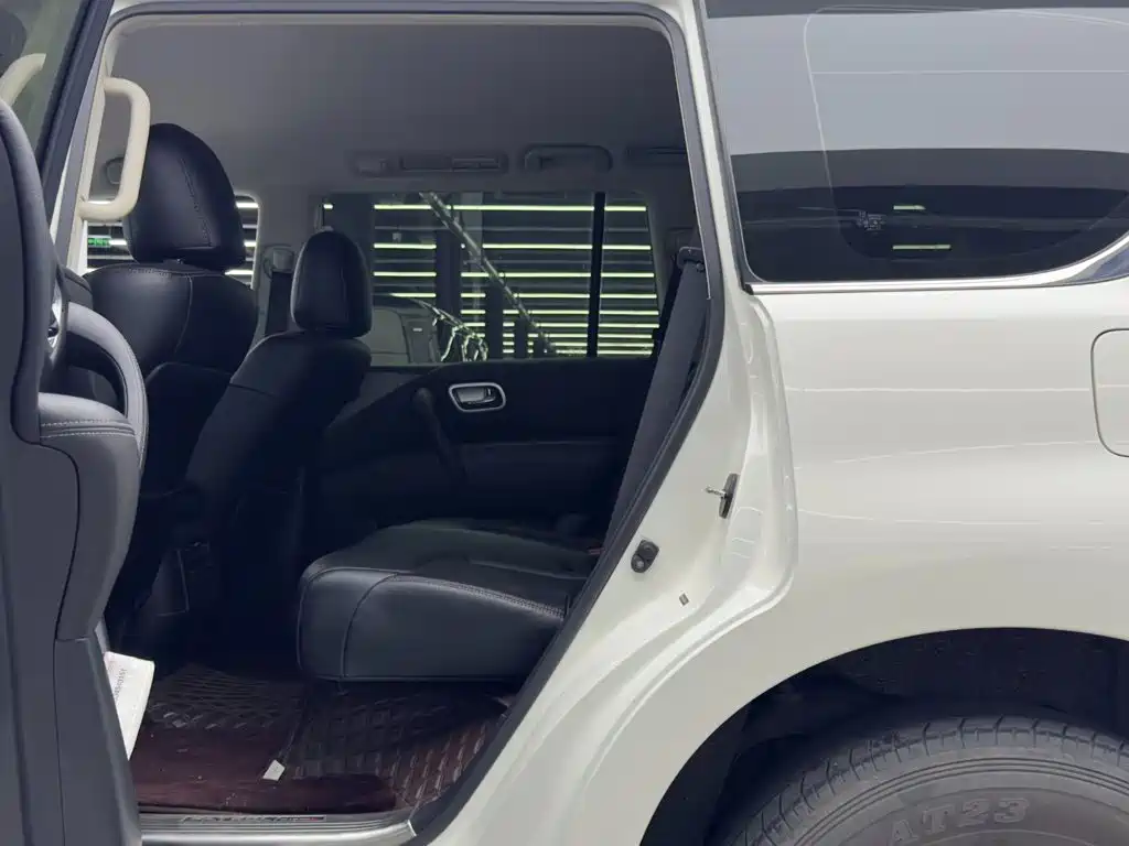 Nissan Patrol — миниатюра 9